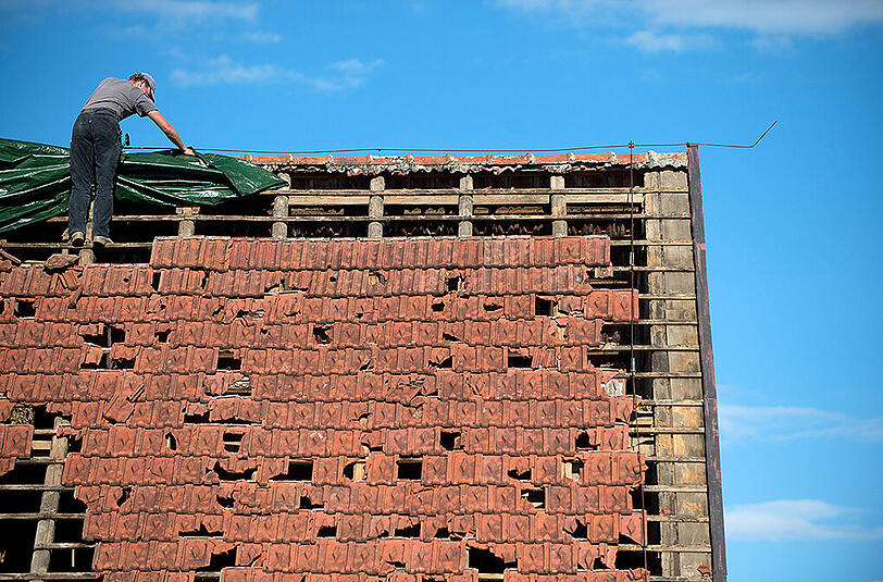 Der Mann arbeitete ungesichert auf dem Dach des Hauses. Er stürzte aus sieben Metern Höhe auf den Betonboden. (Archivbild)