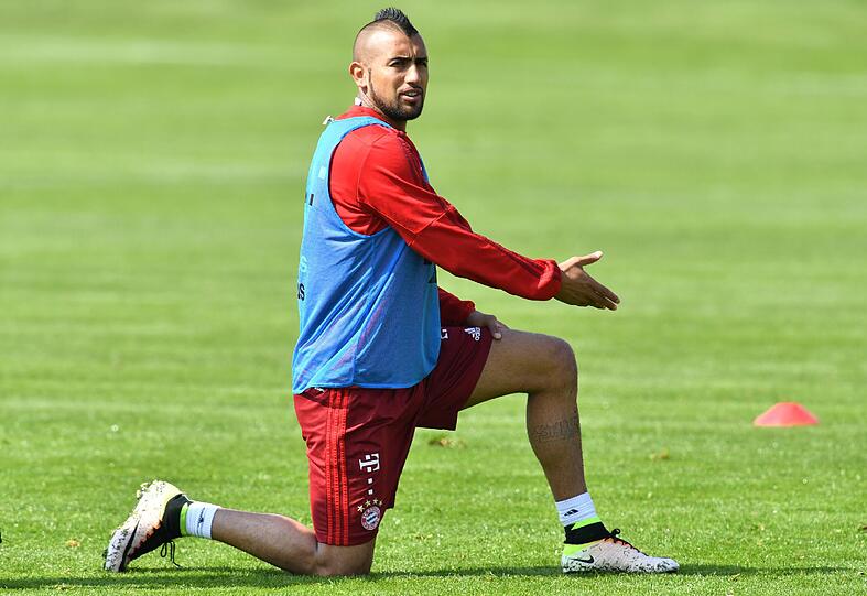 Arturo Vidal bei einer Dehnübung.