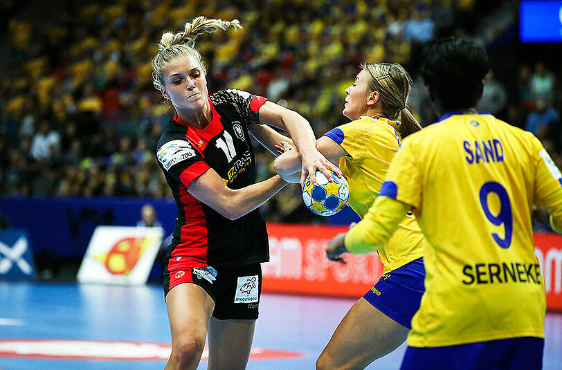 Sieg gegen Schweden für Anne Hubinger (l.) und die deutsche Frauen-Handballnationalmannschaft.