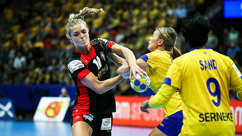 Sieg gegen Schweden für Anne Hubinger (l.) und die deutsche Frauen-Handballnationalmannschaft. Sieg gegen Schweden für Anne Hubinger (l.) und die deutsche Frauen-Handballnationalmannschaft.