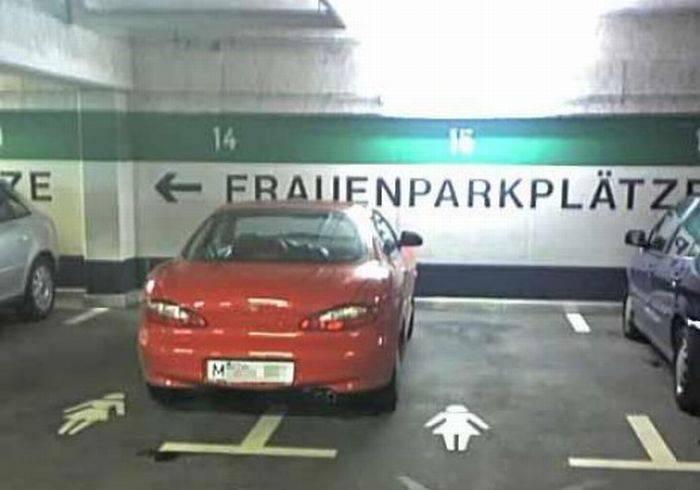 Ein Österreicher fotografiert seit Jahren fatale Einpark-Katastrophen. Ziel der Aktion: Mehr Rücksicht im Straßenverkehr! Klicken Sie sich hier durch die besten Parksünder-Schnappschüsse aus Johann Schwarzingers Sammlung...
