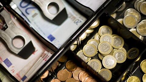 Ausreichend vorhanden und ohne besonderes Ansteckungsrisiko: Bargeld.