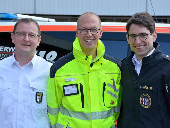 (L-R) Thomas Steinbrucker, Thomas Plappert, stellvertretender Ärztlicher Leiter und Kreisbrandinspektor Adrian Vogler. Foto: Jörn Perske/Archiv