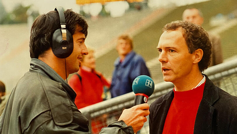 Karlheinz Kas (links) als Reporter bei einem Freundschaftsspiel des FC Bayern gegen Inter Mailand im Münchner Olympiastadion im Interview mit Franz Beckenbauer (DFB-Teamchef), 1989. Karlheinz Kas (links) als Reporter bei einem Freundschaftsspiel des FC Bayern gegen Inter Mailand im Münchner Olympiastadion im Interview mit Franz Beckenbauer (DFB-Teamchef), 1989.