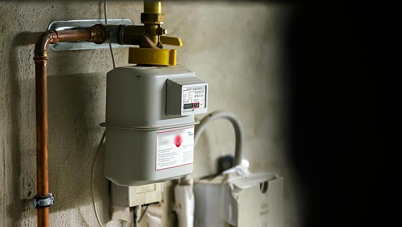 Ein Gaszähler hängt im Keller eines Einfamilienhauses. Wer seinen Verbrauch drosselt, soll dafür belohnt werden, fordern nun einige.