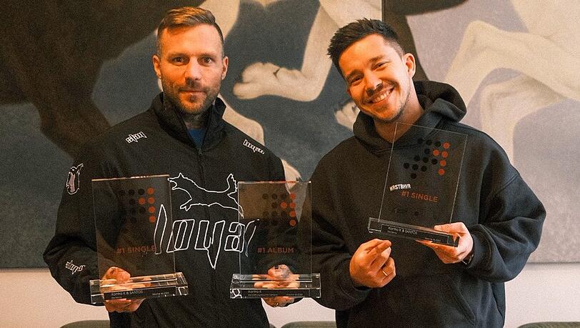 Kontra K (l.) und Nico Santos präsentieren ihre "Nummer 1 Awards" der Offiziellen Deutschen Charts.