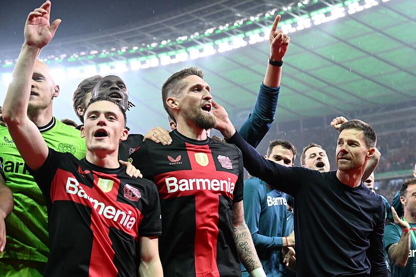 Robert Andrich (M) bleibt in Leverkusen.