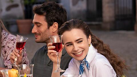 Lily Collins wird auch in Staffel fünf neben Eugenio Franceschini (li.) in "Emily in Paris" zu sehen sein.