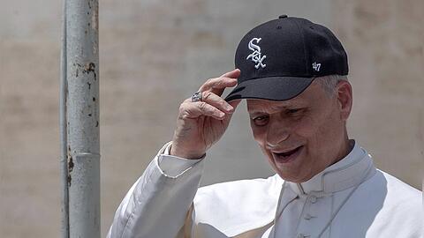Papst Leo mit einer Kappe der Chicago White Sox.