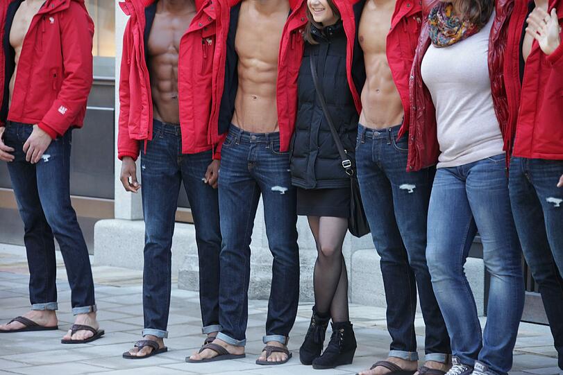 Durchtrainiert präsentieren sich die Abercrombie-Models am Freitag in der Sendlinger Straße. Der neue Flagstore in München gehört zu den größten Abercrombie & Fitch-Filialen weltweit.