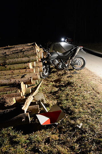 Ein 18-Jähriger ist am Mittwochabend mit seinem Motorrad gegen einen Holzstoß gekracht.
