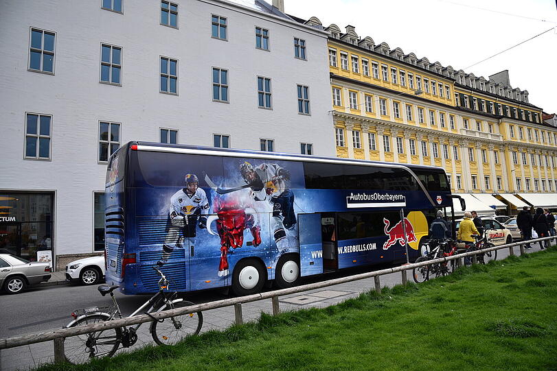 Der Bus des EHC übersah am Marienhof ein schlecht geparktes Taxi.