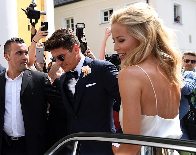 Mario Gomez und Carina Wanzung haben Freitag im Standesamt in der Mandlstraße geheiratet