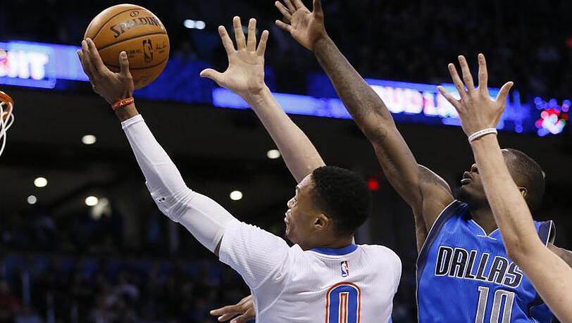 Russell Westbrook (l) führte Oklahoma City Thunder mal wieder zum Sieg. Russell Westbrook (l) führte Oklahoma City Thunder mal wieder zum Sieg.