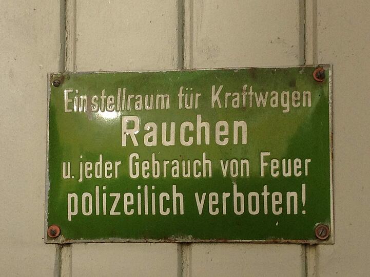 In diesen Innenhof in der Maxvorstadt darf man fast gar nichts - zumindest wenn es nach den Schildern geht.