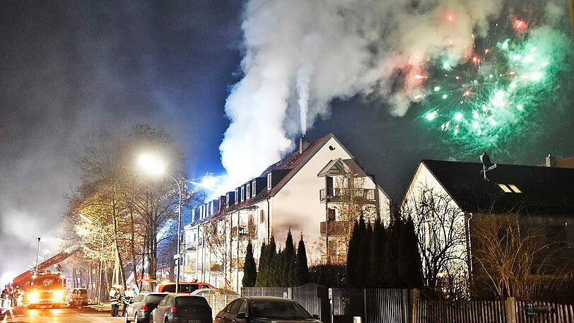 Ein Feuer auf einem Balkon setzte in Perlach einen ganzen Dachstuhl in Brand. Die Bilder von den Löscharbeiten.
