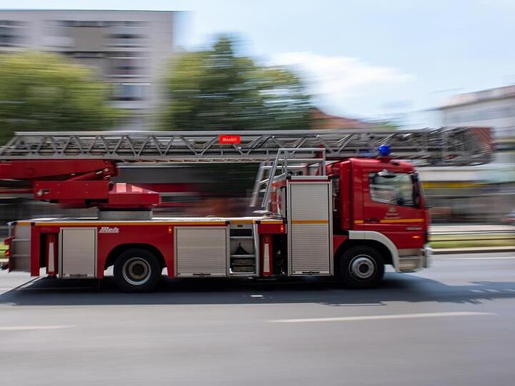 Ein Feuerwehrauto fährt mit Blaulicht zu einem Einsatz. Foto: Monika Skolimowska/dpa-Zentralbild/dpa/Symbolbild