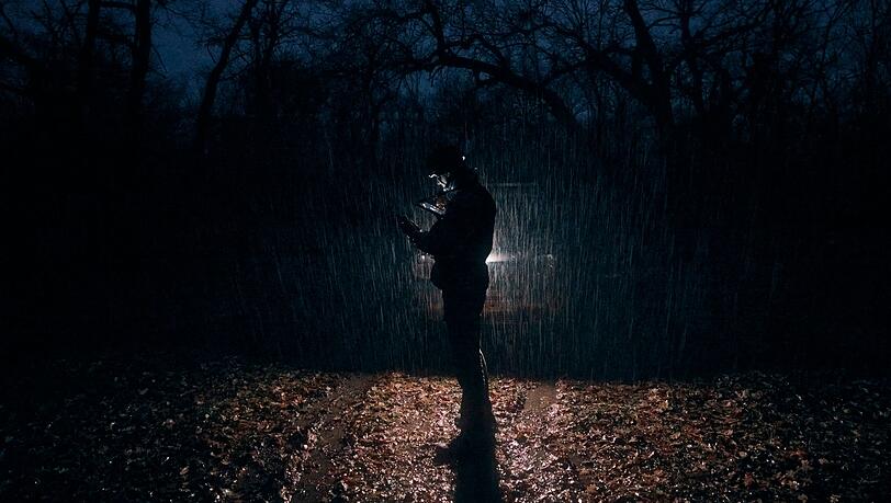 Ein ukrainischer Soldat steht bei Regen in seiner Stellung in der Nähe von Bachmut.