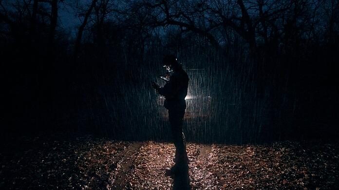 Ein ukrainischer Soldat steht bei Regen in seiner Stellung in der Nähe von Bachmut.