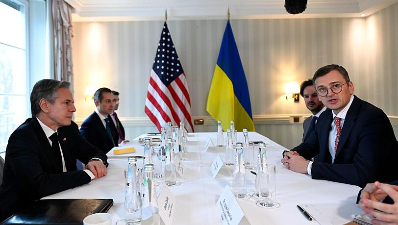 US-Außenminister Antony Blinken (l) trifft den Dmytro Kuleba (r), Außenminister der Ukraine, zu bilateralen Gesprächen auf der Münchner Sicherheitskonferenz (MSC) .