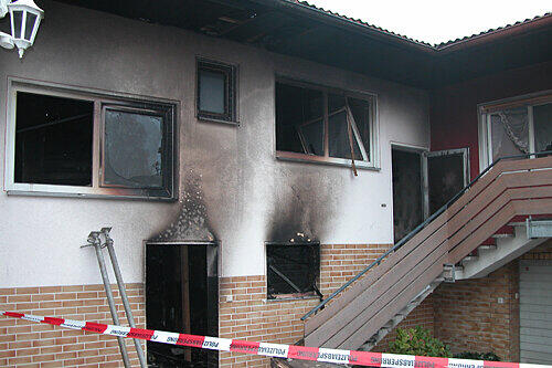 Das Brandhaus in Unterfranken: Ein unbekannter Mann rettete die dort wohnende Familie aus dem Flammeninferno.