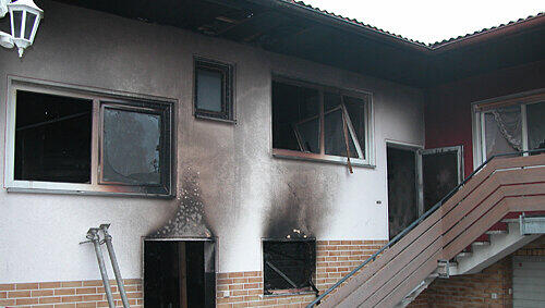 Das Brandhaus in Unterfranken: Ein unbekannter Mann rettete die dort wohnende Familie aus dem Flammeninferno. Das Brandhaus in Unterfranken: Ein unbekannter Mann rettete die dort wohnende Familie aus dem Flammeninferno.
