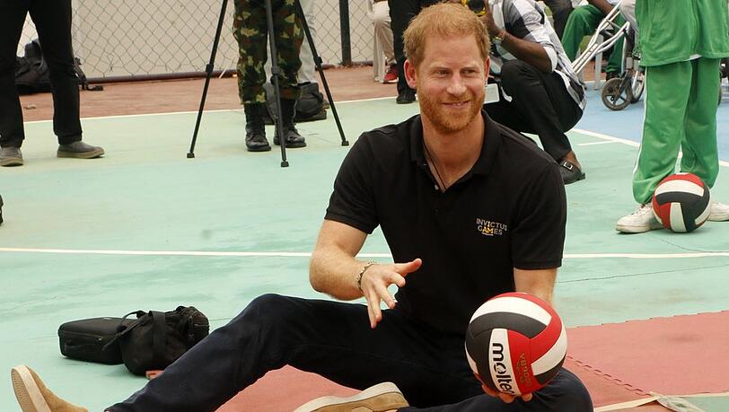 Der britische Prinz Harry spielt in Abuja eine Runde Sitzvolleyball.