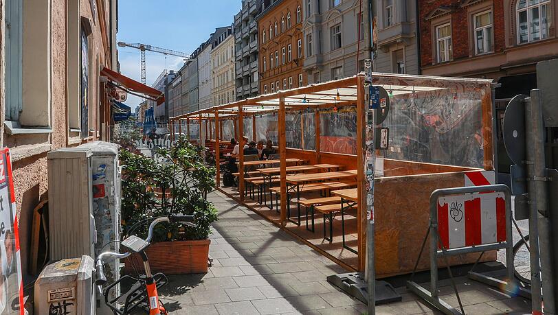 Die Schanigärten gehören inzwischen zum Münchner Lebensgefühl. Doch weil sich ein Anwohner über Lärm bei einem Gericht beschwert hat, müssen bald wohl einige Gastronomien draußen früher Schluss machen. So wie das Wirtshaus Atzinger.