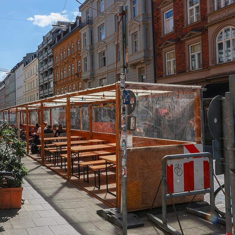Die Schanigärten gehören inzwischen zum Münchner Lebensgefühl. Doch weil sich ein Anwohner über Lärm bei einem Gericht beschwert hat, müssen bald wohl einige Gastronomien draußen früher Schluss machen. So wie das Wirtshaus Atzinger.