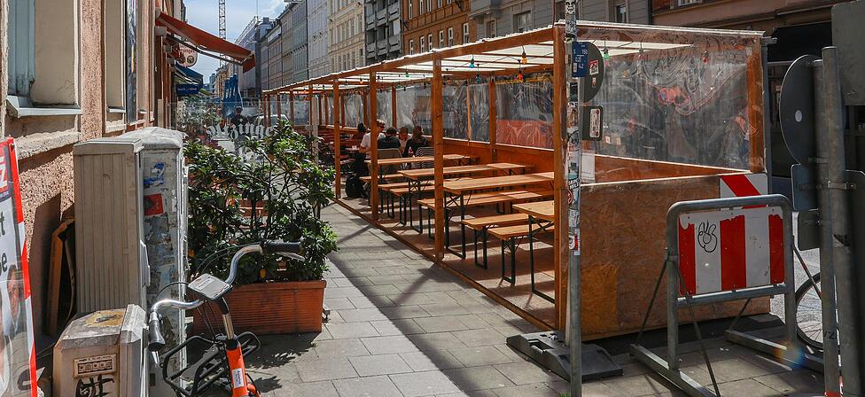 Die Schanigärten gehören inzwischen zum Münchner Lebensgefühl. Doch weil sich ein Anwohner über Lärm bei einem Gericht beschwert hat, müssen bald wohl einige Gastronomien draußen früher Schluss machen. So wie das Wirtshaus Atzinger.