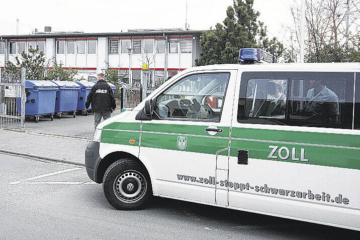 Zollfahnder haben die Wohnungen von Sicherheitsfirmen-Chefs durchsucht