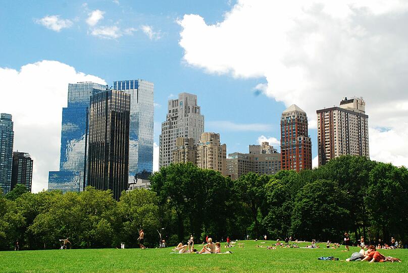 Monopteros hier, Wolkenkratzer da: Der Englische Garten (links) ist 100 Jahre älter als der Central Park von New York &ndash; und sogar ein bisschen größer.