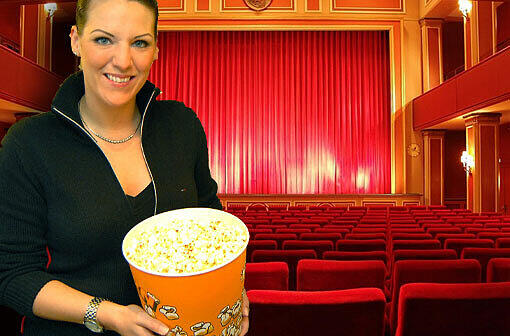 Alexandra Gmell führt mit ihrem Vater das Gabriel-Kino. Im Hintergrund ein Vorzeige-Kino: Der Saal des Filmtheaters am Sendlinger Tor.