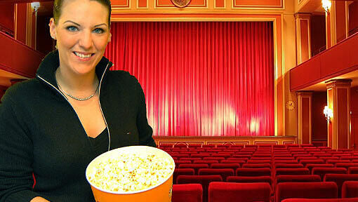 Alexandra Gmell führt mit ihrem Vater das Gabriel-Kino. Im Hintergrund ein Vorzeige-Kino: Der Saal des Filmtheaters am Sendlinger Tor. Alexandra Gmell führt mit ihrem Vater das Gabriel-Kino. Im Hintergrund ein Vorzeige-Kino: Der Saal des Filmtheaters am Sendlinger Tor.