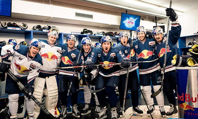 Auf sie mit Geschrei: Die Stars des EHC Red Bull trafen sich mit der Band Blumentopf zu einem Gaudimatch &ndash; v.l.: Felix Petermann (EHC), Niklas Treutle (EHC), Florian Schuster (Flo, Kung Schu), Benedikt Brückner (EHC), Roger Manglus (Specht), Cajus Heinzmann (Cajus, Master P), Thomas Holzmann (EHC), DJ Sebastian Weiss (Sepalot).	 Fotos: Christian Brecheisho