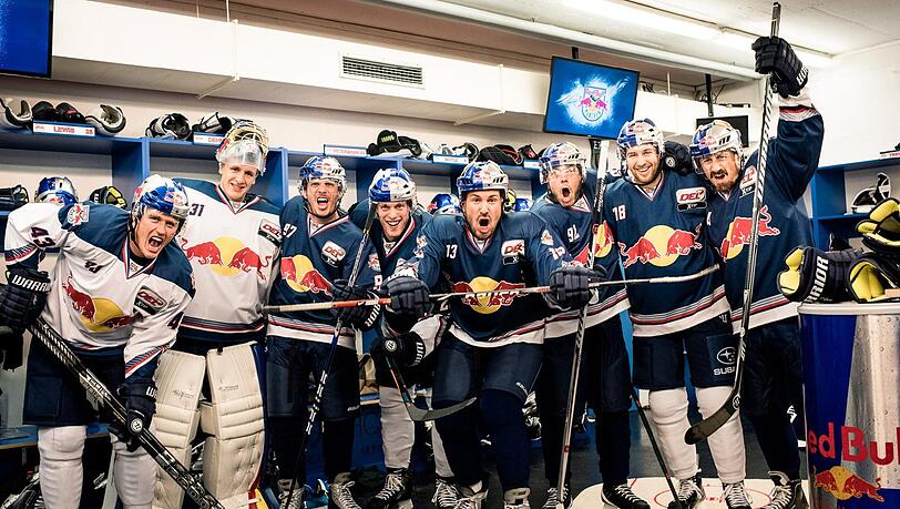 Auf sie mit Geschrei: Die Stars des EHC Red Bull trafen sich mit der Band Blumentopf zu einem Gaudimatch – v.l.: Felix Petermann (EHC), Niklas Treutle (EHC), Florian Schuster (Flo, Kung Schu), Benedikt Brückner (EHC), Roger Manglus (Specht), Cajus Heinzmann (Cajus, Master P), Thomas Holzmann (EHC), DJ Sebastian Weiss (Sepalot). Fotos: Christian Brecheisho Auf sie mit Geschrei: Die Stars des EHC Red Bull trafen sich mit der Band Blumentopf zu einem Gaudimatch – v.l.: Felix Petermann (EHC), Niklas Treutle (EHC), Florian Schuster (Flo, Kung Schu), Benedikt Brückner (EHC), Roger Manglus (Specht), Cajus Heinzmann (Cajus, Master P), Thomas Holzmann (EHC), DJ Sebastian Weiss (Sepalot). Fotos: Christian Brecheisho
