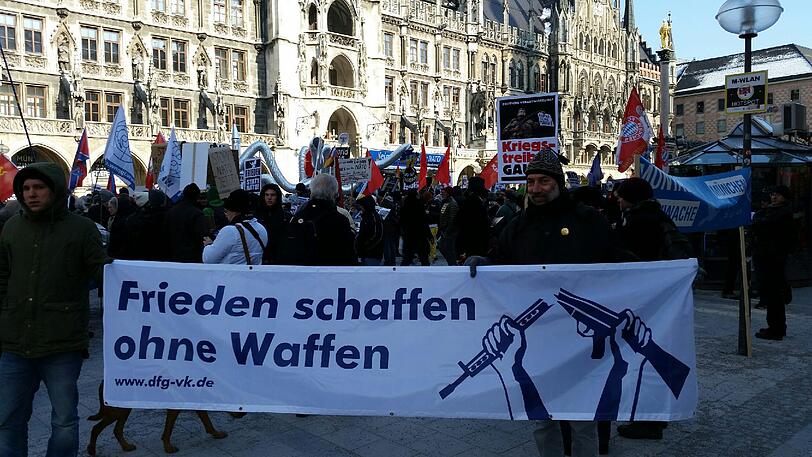 Unter dem Motto «Kein Frieden mit der NATO» demonstrierten am Samstag knapp 2000 Menschen gegen die Siko.