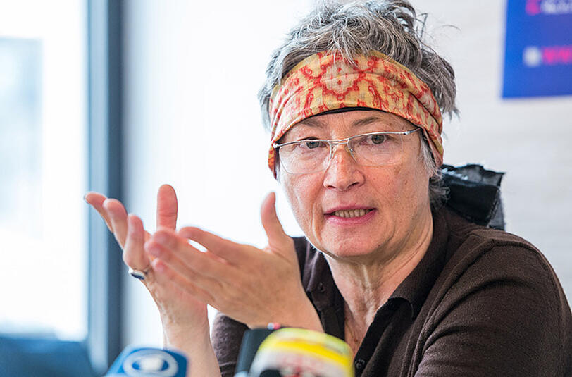 Ingrid Scherf vom Bündnis "Stop G7 Elmau" spricht am Sonntag in München auf einer Pressekonferenz.