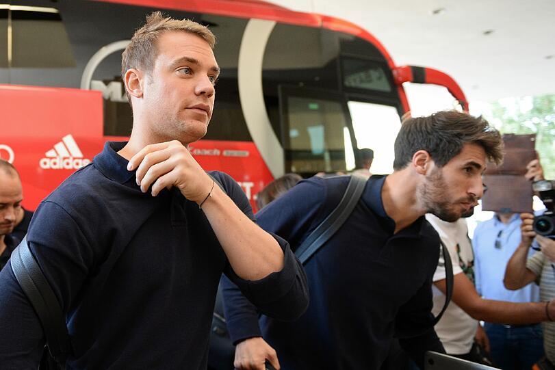 Der FC Bayern bei der Ankunft in Athen.