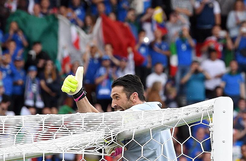 Gianluigi Buffon feiert in Toulouse den Sieg gegen Schweden - und übersteht den Jubel diesmal unversehrt.