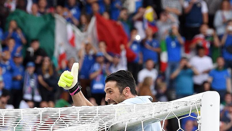 Gianluigi Buffon feiert in Toulouse den Sieg gegen Schweden - und übersteht den Jubel diesmal unversehrt. Gianluigi Buffon feiert in Toulouse den Sieg gegen Schweden - und übersteht den Jubel diesmal unversehrt.