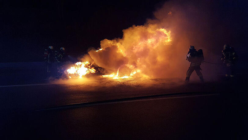Dieser Feuerball ist ein brennender SUV auf der Autobahn, in dem Silvesterraketen explodieren.