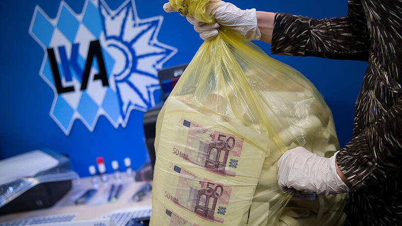 Polizisten spürten bei einer Kontrolle Falschgeld in Höhe von 23.000 Euro auf der Autobahn auf.