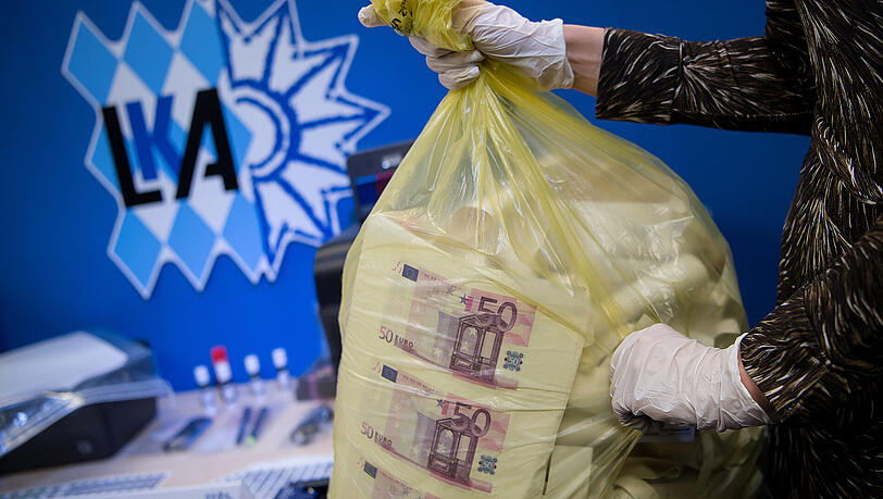 Polizisten spürten bei einer Kontrolle Falschgeld in Höhe von 23.000 Euro auf der Autobahn auf. Polizisten spürten bei einer Kontrolle Falschgeld in Höhe von 23.000 Euro auf der Autobahn auf.
