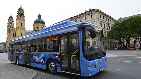 Ein Elektrobus fährt durch München. (Archivbild)