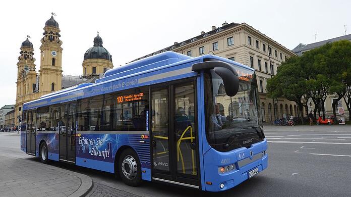 Ein Elektrobus fährt durch München. (Archivbild)