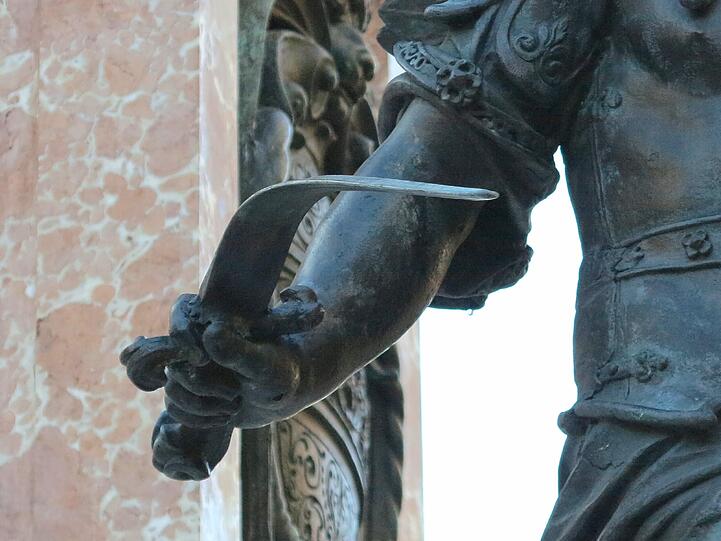 Das Schwert der Putte an der Mariensäule ist verbogen.