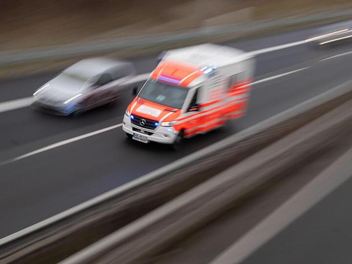 Ein Rettungswagen fährt über die Autobahn. Foto: Julian Stratenschulte/dpa/Archivbild