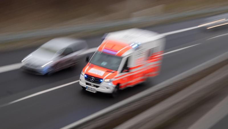 Ein Rettungswagen fährt über die Autobahn. Foto: Julian Stratenschulte/dpa/Archivbild Ein Rettungswagen fährt über die Autobahn. Foto: Julian Stratenschulte/dpa/Archivbild