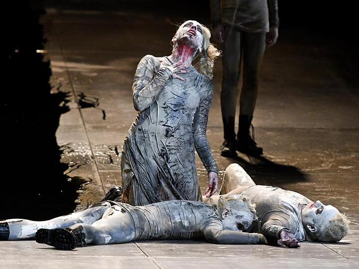 Die deutsche Schauspielerin Maria Happel (r) als "Agamemnon", Caroline Peters (M) als "Klytaimestra" und Andrea Wenzl als "Kassandra". "Die Orestie", eine Produktion des Wiener Burgtheaters, eröffnet das Hamburger Theaterfestival.